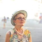 Szkoła Językowa Lagarta Elegant senior woman in Florence, Italy, enjoying a sunny day.