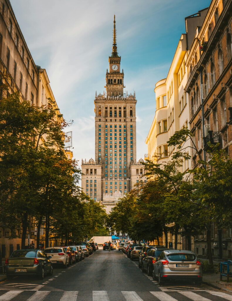 Polaco para hispanohablantes A vibrant street view of the Palace of Culture and Science in Warsaw, showcasing urban architecture.